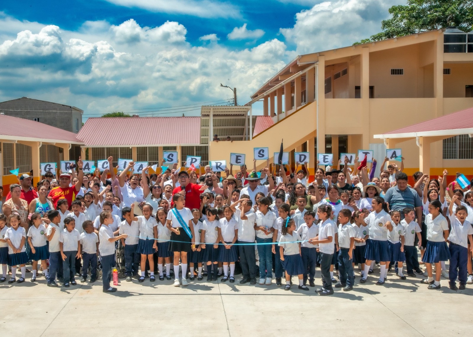 Gobierno de Xiomara Castro transforma la educación: 1,8 millones de estudiantes beneficiados y 5,500 escuelas rehabilitadas